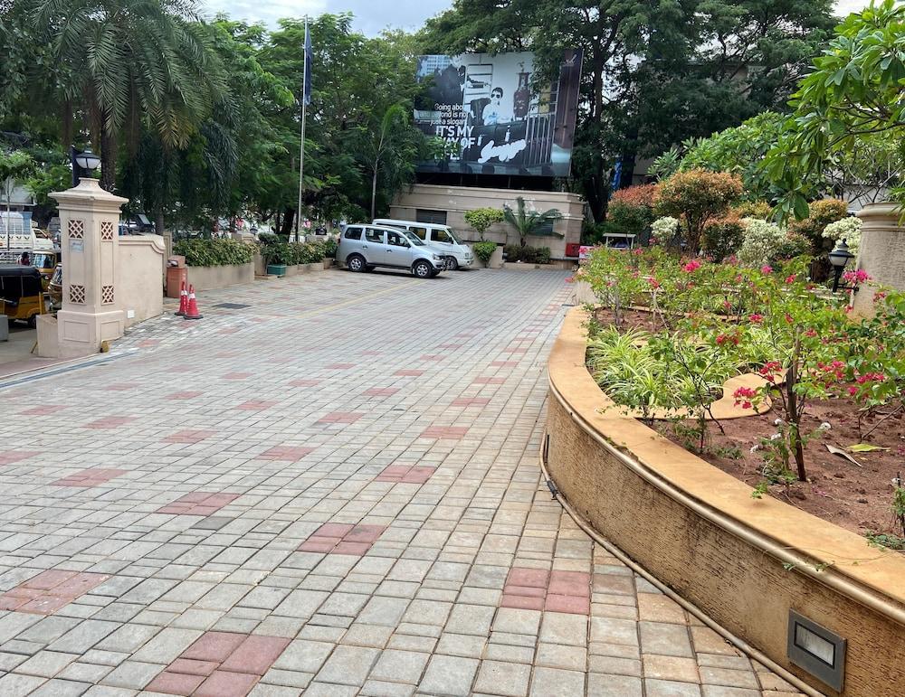 Grand Chennai By Grt Hotels Ngoại thất bức ảnh The entrance of the hotel