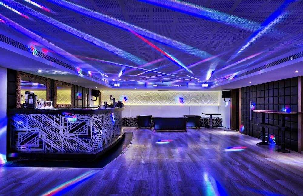 Grand Chennai By Grt Hotels Ngoại thất bức ảnh The interior of the nightclub