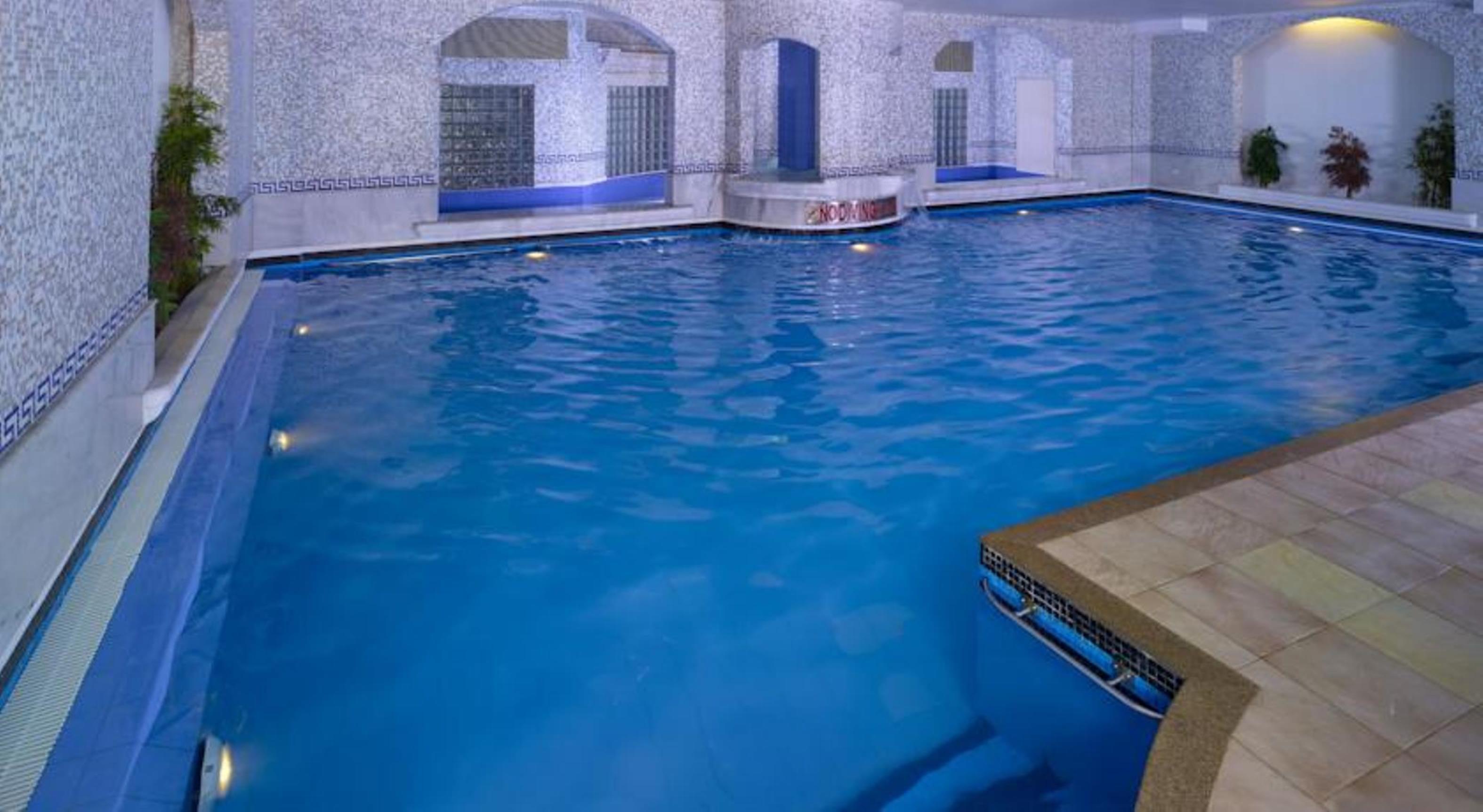 Grand Chennai By Grt Hotels Ngoại thất bức ảnh The swimming pool at the hotel
