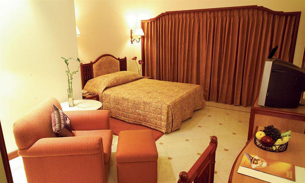 Grand Chennai By Grt Hotels Phòng bức ảnh A room at the hotel